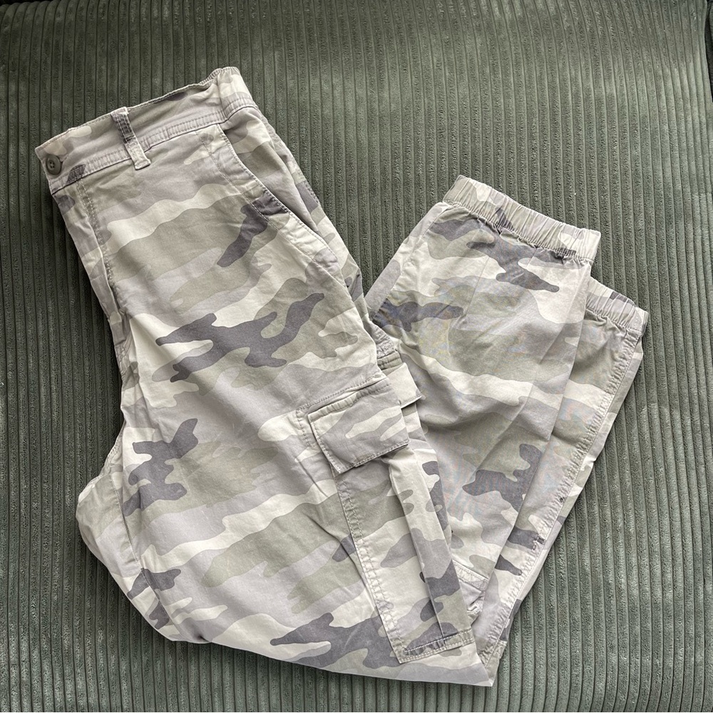 American Eagle camo cargo cropped pants
